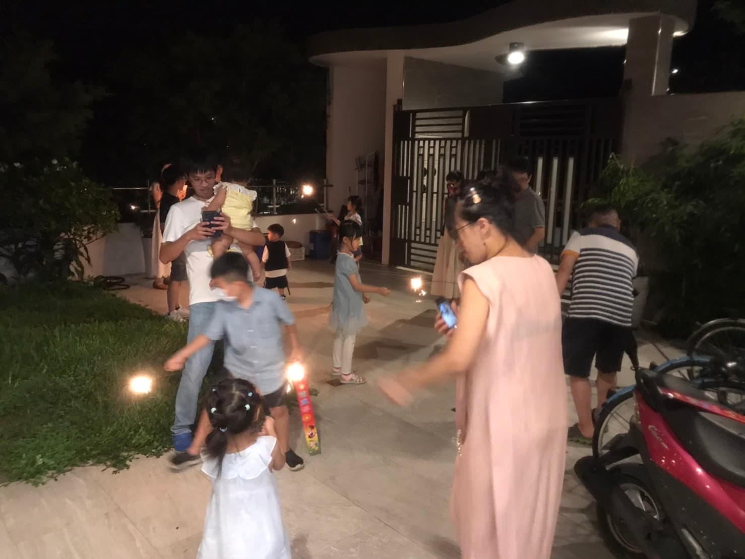 旅客於美濃田中央的合影