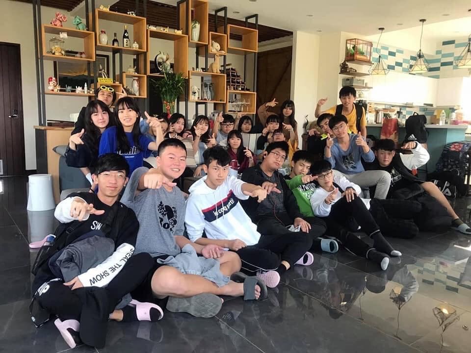 旅客於美濃田中央的合影