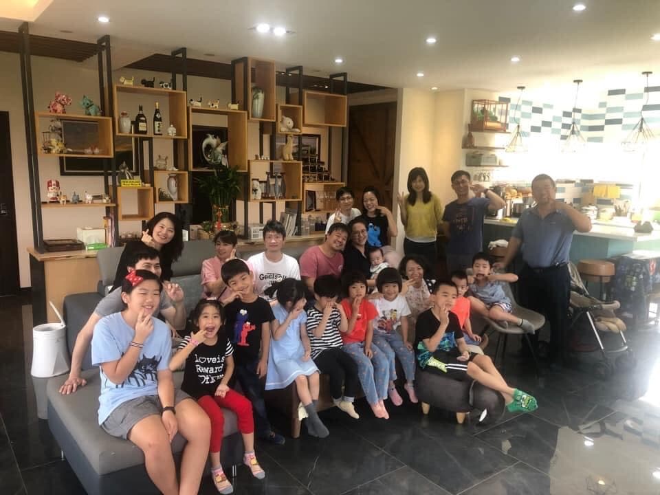 旅客於美濃田中央的合影