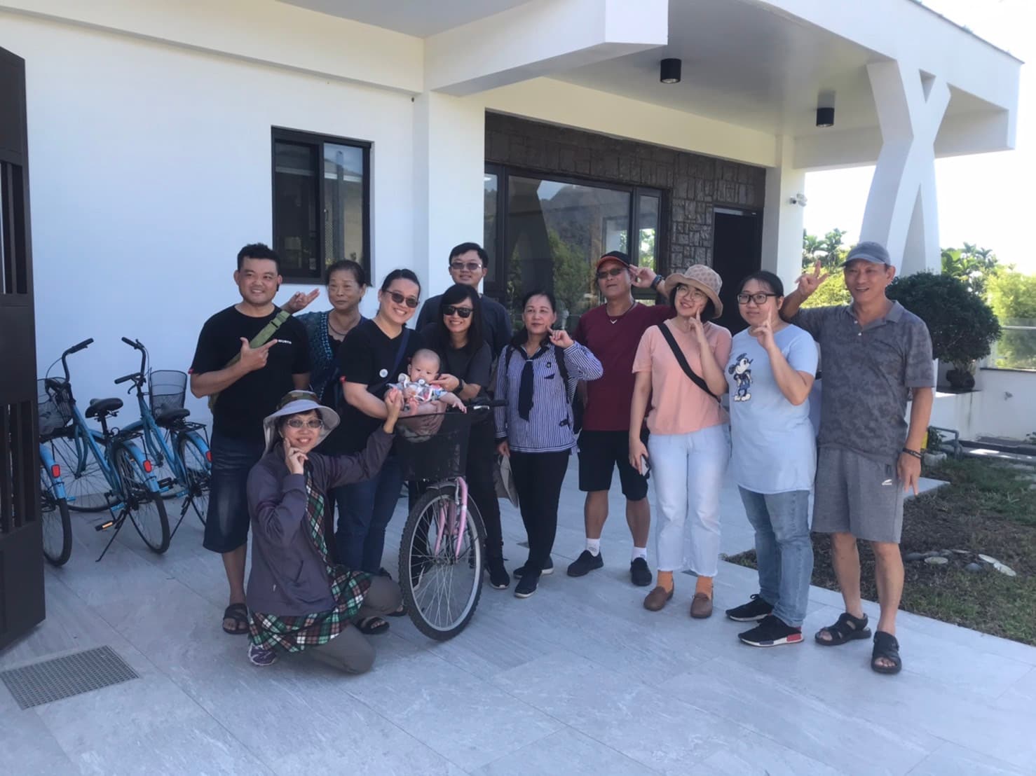 旅客於美濃田中央的合影