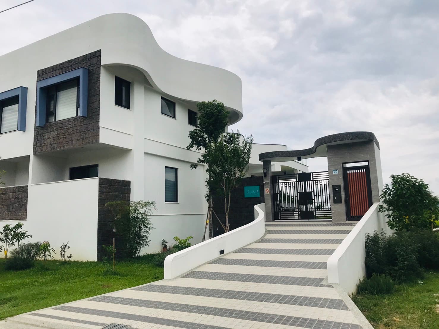 民宿主人楊裕明與鄭惠華